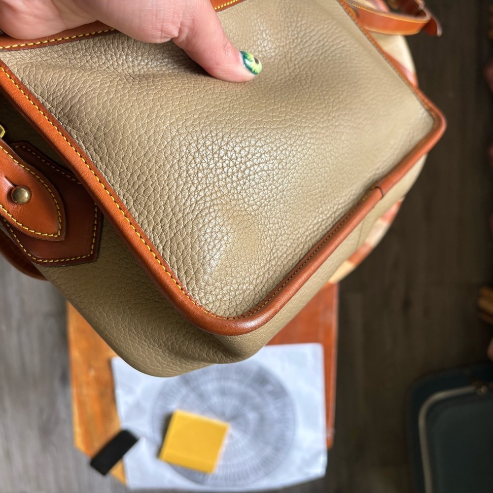 Vintage Leather Cream and Tan Dooney & Bourke Crossbody Bag - Picture 4 of 16